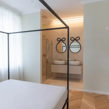 Elizabeth - Grand Family