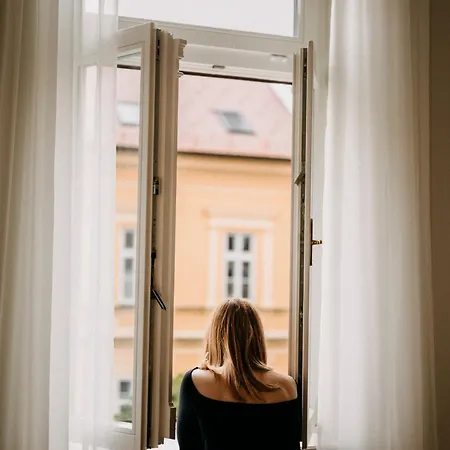 Elizabeth - Grand Family