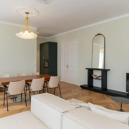 Elizabeth - Grand Family *