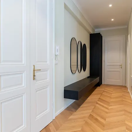 Elizabeth - Grand Family