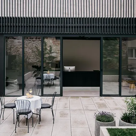 Elizabeth - Grand Family *