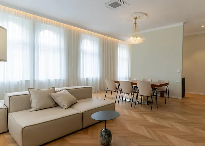 Elizabeth - Grand Family *