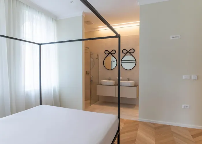 Elizabeth - Grand Family