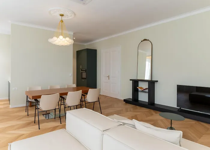 Elizabeth - Grand Family *