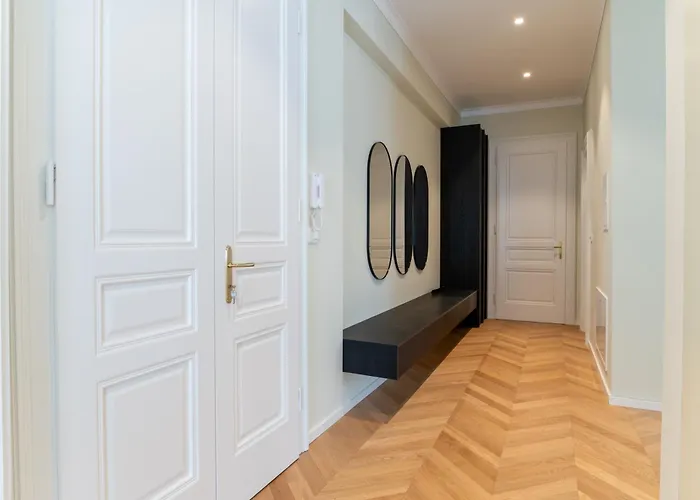 Elizabeth - Grand Family