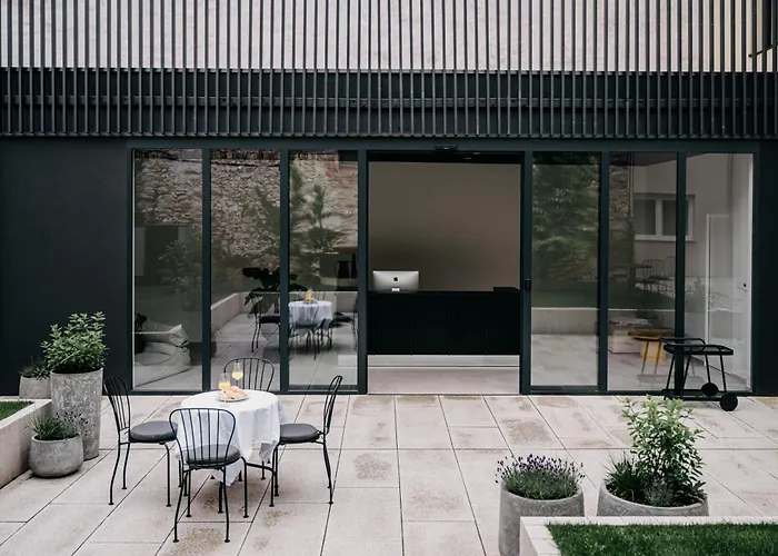 Elizabeth - Grand Family *