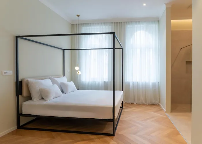 Elizabeth - Grand Family